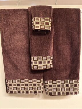 Avanti Brown Towel Set with Geometric Trim